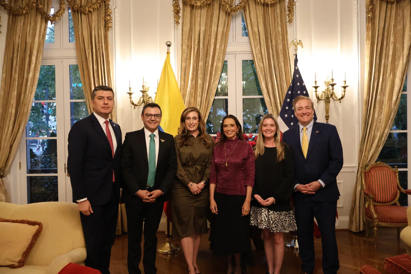 Oradores e invitados en un salón de la Residencia Oficial de la Embajada de Colombia en Washington