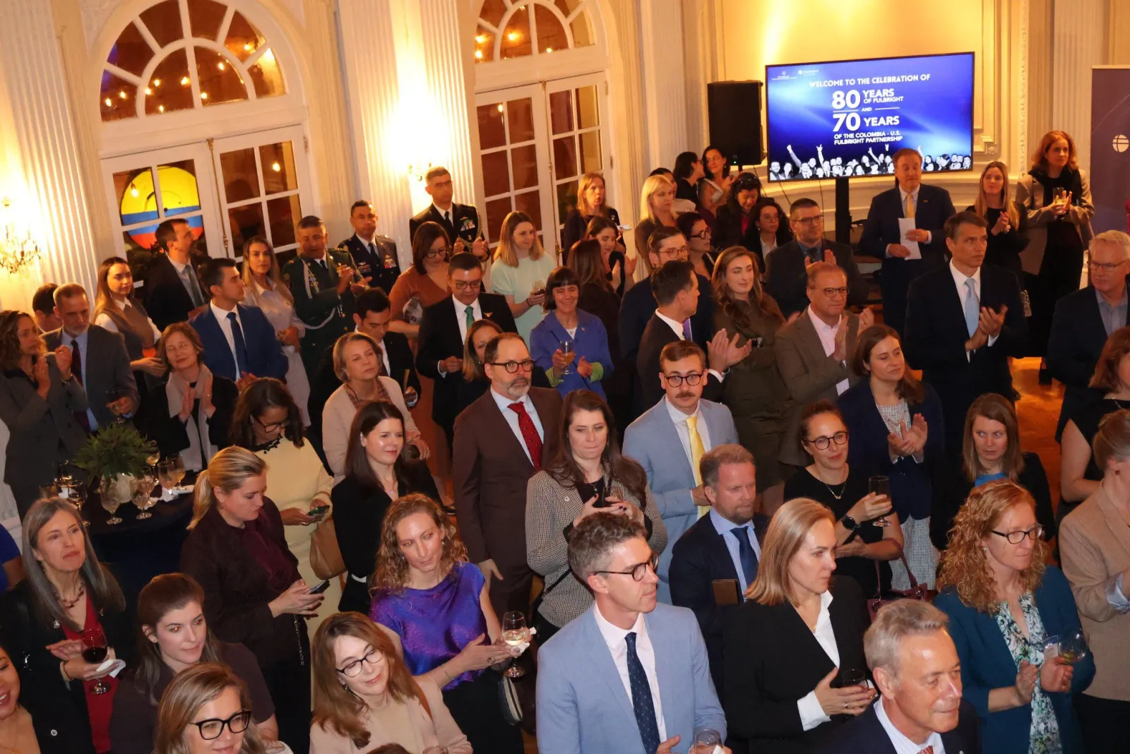 Asistentes a la recepción por los 80 años de Fulbright en la Residencia Oficial de la Embajada de Colombia